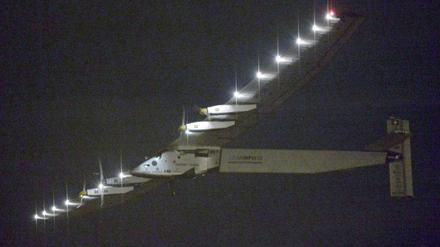 Der Solarflieger "Solar Impulse 2" beim Start in Nagoya in Japan