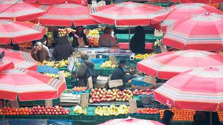 Fahnden nach Obst und Gemüse. Auf Märkten, hier der gut beschirmte von Zagreb, werden Veganer zu glücklichen Einkäufern. Restaurants für diese Zielgruppe dürften in Kroatien selten sein. Auch in Ungarn, Tschechien und Polen wird es schwierig.