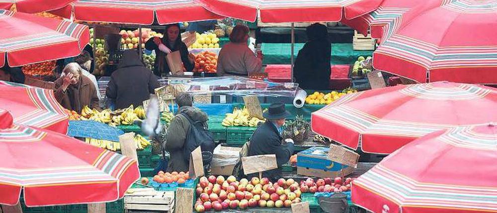 Fahnden nach Obst und Gemüse. Auf Märkten, hier der gut beschirmte von Zagreb, werden Veganer zu glücklichen Einkäufern. Restaurants für diese Zielgruppe dürften in Kroatien selten sein. Auch in Ungarn, Tschechien und Polen wird es schwierig.