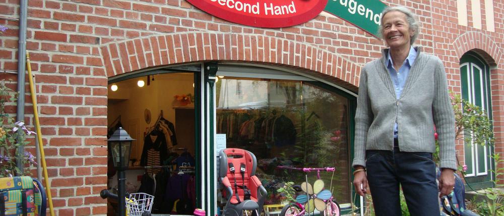 Barbara Basch vor ihrem Laden: Seit 30 Jahren verkauft sie Kinderkleidung aus zweiter Hand, seit 10 Jahren hier im Bimbö an der Clayallee
