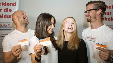 Schauspieler Jürgen Vogel, Xenia Assenza, Jennifer Ulrich und Moderator Joko Winterscheidt (v.l.) werben bei der Vorstellung des Aufklärungsfilms "Entscheidend ist die Entscheidung" mit Humor für Organspendeausweise.