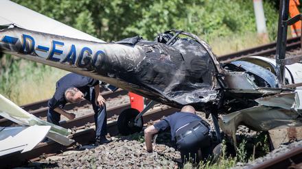 Ein abgestürztes und ausgebranntes Sportflugzeug liegt amDienstag in Egelsbach (Hessen) am Rande des Flugplatzes auf den Bahngleisen der viel befahrenen Strecke Frankfurt-Darmstadt. Nach ersten Erkenntnissen der Polizei befanden sich zwei Personen an Bord. Über ihren Zustand lagen zunächst keine gesicherten Informationen vor.