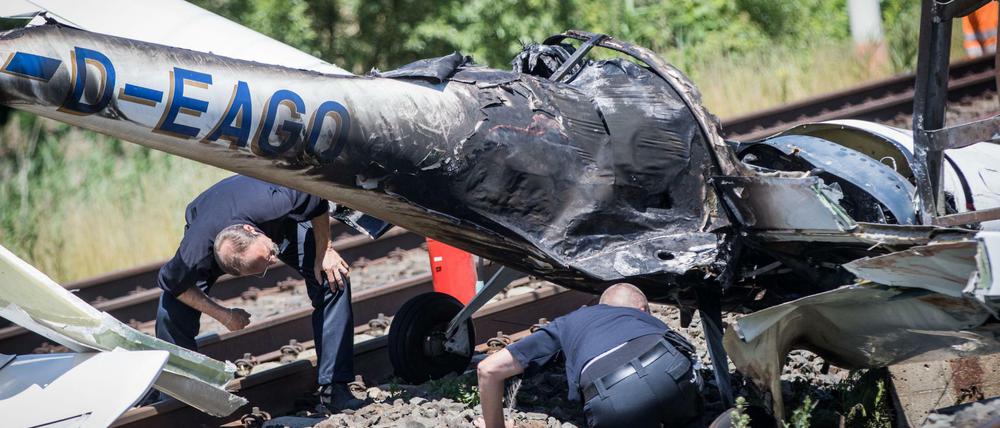 Ein abgestürztes und ausgebranntes Sportflugzeug liegt amDienstag in Egelsbach (Hessen) am Rande des Flugplatzes auf den Bahngleisen der viel befahrenen Strecke Frankfurt-Darmstadt. Nach ersten Erkenntnissen der Polizei befanden sich zwei Personen an Bord. Über ihren Zustand lagen zunächst keine gesicherten Informationen vor.