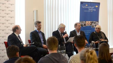 Im Tagesspiegel diskutieren Claudia Roth, der britische Gesandte (l.), Moderator Gerd Appenzeller (M.) sowie die FU-Professoren Hajo Funke (2. v. r.) und Markus Tiedemann.