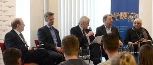 Im Tagesspiegel diskutieren Claudia Roth, der britische Gesandte (l.), Moderator Gerd Appenzeller (M.) sowie die FU-Professoren Hajo Funke (2. v. r.) und Markus Tiedemann.