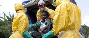 Eine Ebola-Patientin in Guinea wird in einen Truck geladen. In Westafrika starben bisher 11.000 Menschen an der Epidemie. Laut einer Studie sind jedoch noch mehr Menschen an Malaria gestorben. 