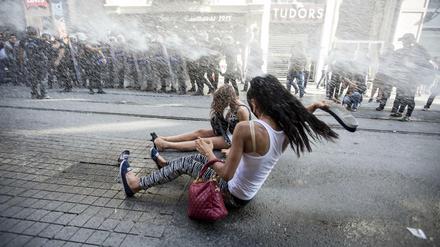 Teilnehmer der "Gay Pride" in Istanbul werfen mit Schuhen gegen die Wasserwerfer der Polizei am Sonntag. Im Gegensatz zum letzten Jahr wurde die Parade der Schwulen und Lesben in diesem Jahr von der Polizei aufgelöst. 