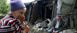 Vor den Ruinen ihres Daseins: Ein älteres Paar und das, was von ihrem Haus nach Kämpfen zwischen regulären Truppen und Separatisten übrig blieb.