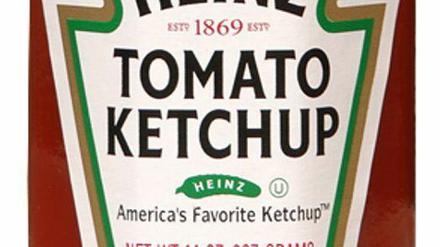 Eignet sich auch für die Inszenierung eines blutigen Mordes: Ketchup, hier aus der Flasche.