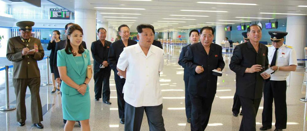 Kim Jong Un inspiziert den neuen Flughafen in Pjöngjang mit seiner Frau Ri Sol Ju am 25. Juni. Zufrieden ist der Diktator von Nordkorea mit dem Projekt nicht. Diverse Medien berichten, der habe den Architekten hinrichten lassen.