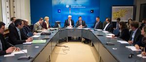 Nach dem Germanwings-Absturz im März informiert sich Außenminister Frank-Walter Steinmeier (Mitte links) im Krisenreaktionszentrum des Auswärtigen Amts.