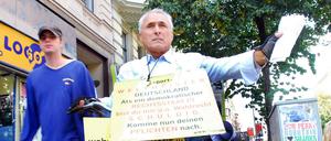 Aydin Akin radelt durch Berlin und demonstriert für das Wahlrecht von Ausländern.