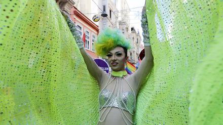 Mit Glitzerfummel am Bosporus: Ein Teilnehmer der zwölften Gay Pride Parade in Istanbul performt in seinem Kostüm. Die Parade wird am Sonntag stattfinden. Schon zuvor ist auf den Straßen der türkischen Metropole viel davon zu sehen.