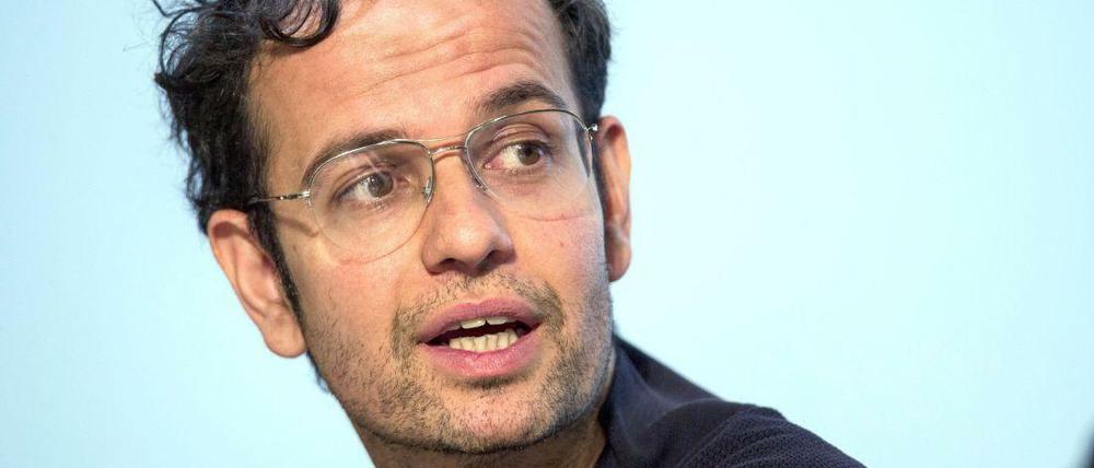 Werke ohne Material. Der in Berlin lebende Tino Sehgal kommt vom Tanz, außerdem studierte er Wirtschaft. Seine Arbeit darf prinzipiell nicht fotografiert werden. 