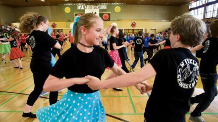 Schüler tanzen in der Schöneberger Sporthalle. 