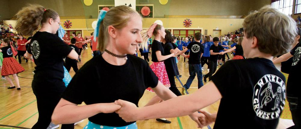 Schüler tanzen in der Schöneberger Sporthalle. 