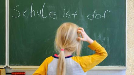 ...das stimmt natürlich gar nicht. Und die meisten Kinder sehen das auch nicht so, es sei denn, sie müssen in Provisorien lernen, auf stinkende Klos gehen oder sogar Angst haben, dass ihnen der Putz von der Decke auf den Kopf fällt.
