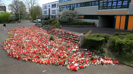 Abgebrannte Kerzen und verdorrte Blumen liegen am 16.04.2015 in Haltern am See vor dem Joseph-König-Gymnasium. 16 Schüler und zwei Lehrerinnen des Gymnasiums waren auf dem Rückweg von einer Austauschreise in der Nähe von Barcelona am 24. März mit dem Germanwings-Flugzeug verunglückt.