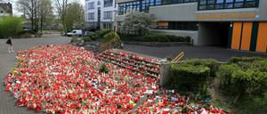 Abgebrannte Kerzen und verdorrte Blumen liegen am 16.04.2015 in Haltern am See vor dem Joseph-König-Gymnasium. 16 Schüler und zwei Lehrerinnen des Gymnasiums waren auf dem Rückweg von einer Austauschreise in der Nähe von Barcelona am 24. März mit dem Germanwings-Flugzeug verunglückt.