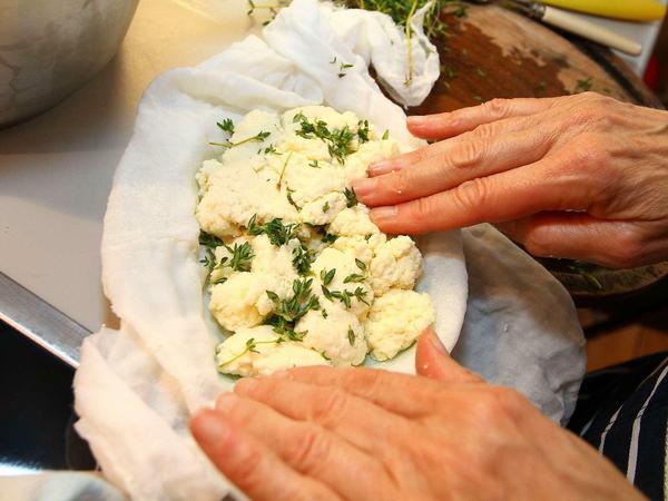 Thymian gibt dem Farmer's Cheese etwas Pep.