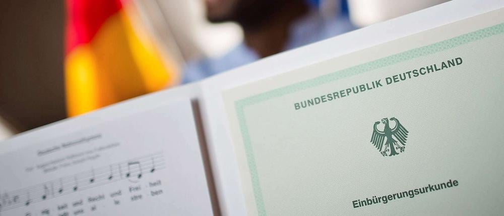 Einbürgerungsfeier. Nicht immer ist die Einbürgerung mit solch einem Zeremoniell wie hier in Hannover verbunden, wo auch dieser Mann aus Kamerun seine Urkunde erhielt.