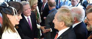 Bundespräsident Joachim Gauck (2.v.l.) und Gräfin Bettina Bernadotte, Präsidentin des Kuratoriums für die Tagungen der Nobelpreisträger, begrüßen am 28.06.2015 in Lindau (Schwaben) bei der Eröffnung der 65. Lindauer Nobelpreisträgertagung mehrere Nobelpreisträger.