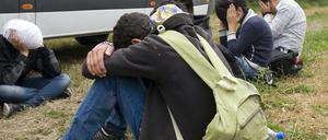 In Ungarn von der Polizei aufgegriffene Flüchtlinge