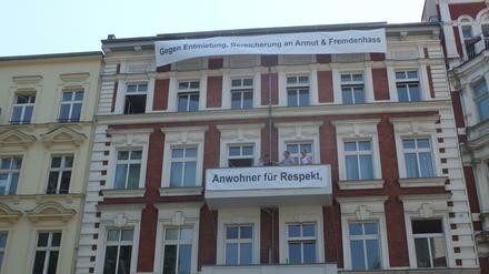 Am Sonntagnachmittag hängten Bewohner des Nachbarhauses Solidaritäts-Transparente an ihre Wohnungen - obwohl sie unter dem Radau leiden. 