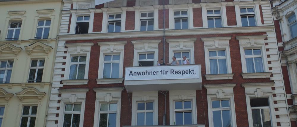 Am Sonntagnachmittag hängten Bewohner des Nachbarhauses Solidaritäts-Transparente an ihre Wohnungen - obwohl sie unter dem Radau leiden.