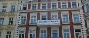 Am Sonntagnachmittag hängten Bewohner des Nachbarhauses Solidaritäts-Transparente an ihre Wohnungen - obwohl sie unter dem Radau leiden. 