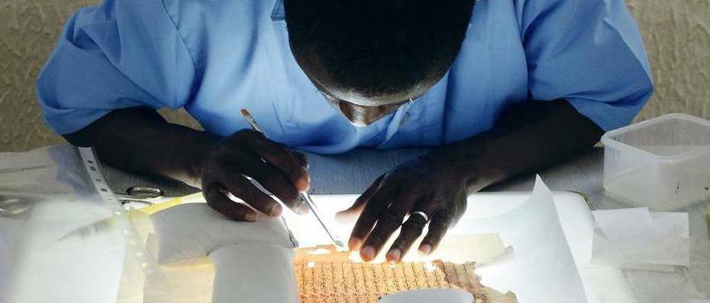 Manuskript-Kultur. In Bamako werden erste Handschriften aus Timbuktu restauriert, die vor der Zerstörung durch den IS gerettet wurden.