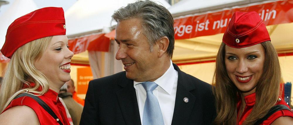 Schon beim SPD-Hoffest 2007 zeigte Klaus Wowereit, damals Regierender Bürgermeister, ein Faible für schmucke Uniformen - hier die zweier Hostessen der Bundesdruckerei. Auf der MS Europa 2 dürfte die Dienstkleidung allerdings kaum rot sein.