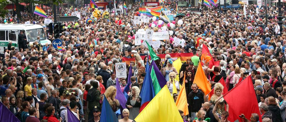 Riesiger Andrang und Fahnen und Plakate, wohin das Auge reicht: Berlin feiert den Christopher Street Day 2015.