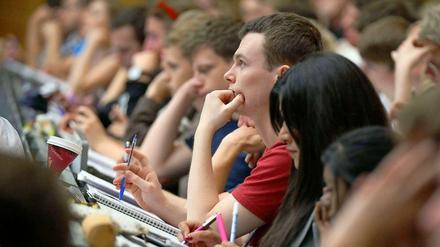Studierende im Hörsaal.