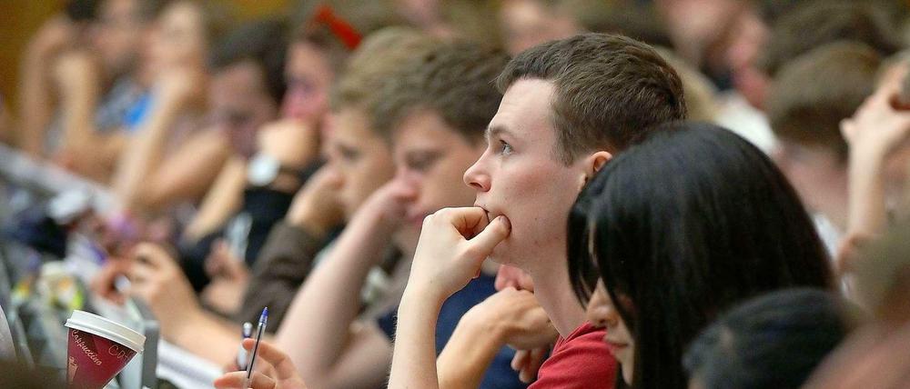 Studierende im Hörsaal.