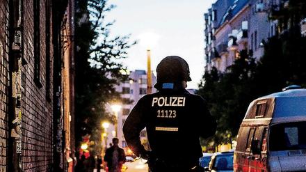 Ein Polizist steht an der Rigaer Straße in Berlin. Vor einem Jahr kam es dort zu heftigen Ausschreitungen nach einem Straßenfest.