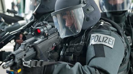 Bitte nicht beleidigen. Wer einen Polizisten mit "Du Mädchen" beleidigt, muss 200 Euro Strafe zahlen.