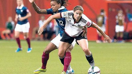 Vorbildliche Verbissenheit. Annike Krahn (rechts) gewann im Viertelfinale gegen Frankreich mehr als 90 Prozent ihrer Zweikämpfe. Am Mittwoch wird die Bochumerin, die seit 2004 zum Stammpersonal von Bundestrainerin Silvia Neid gehört, 30 Jahre alt. In der Nacht zu Mittwoch können die deutschen Frauen dann auch ins Endspiel einziehen. Foto: AFP/Fife