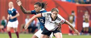 Vorbildliche Verbissenheit. Annike Krahn (rechts) gewann im Viertelfinale gegen Frankreich mehr als 90 Prozent ihrer Zweikämpfe. Am Mittwoch wird die Bochumerin, die seit 2004 zum Stammpersonal von Bundestrainerin Silvia Neid gehört, 30 Jahre alt. In der Nacht zu Mittwoch können die deutschen Frauen dann auch ins Endspiel einziehen. Foto: AFP/Fife