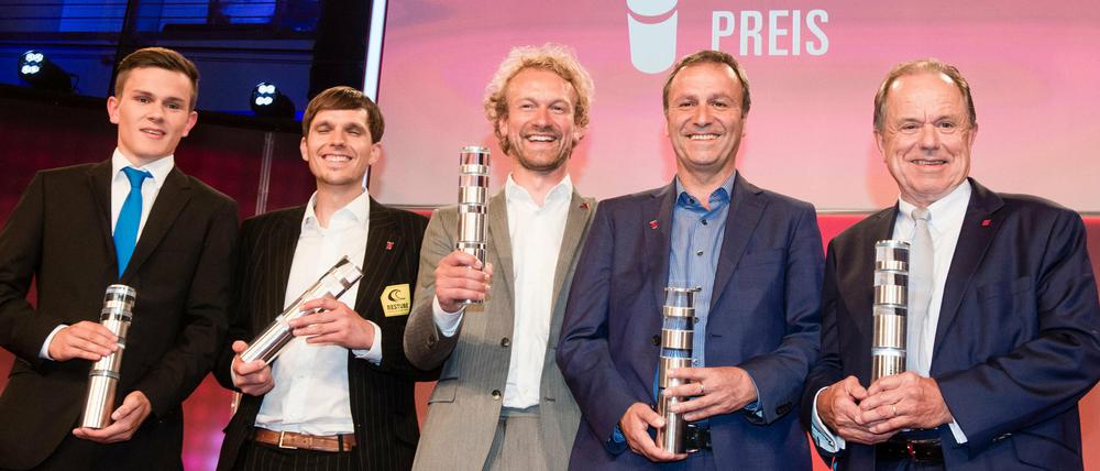 Die Gewinner des Deutschen Gründerpreises 2015, Martin Henle (OPPIA), Christopher Fuhrhop (RESTUBE GmbH), Fridtjof Detzner (Jimdo GmbH), Dirk Müller-Remus (auticon GmbH) und Jörg Sennheiser (Sennheiser electronic GmbH & Co. KG) (l-r).