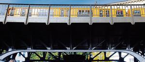 Blick auf das ehemalige Toilettenhäuschen unter den U-Bahn-Gleisen am U-Bahnhof Schlesisches Tor in Berlin-Kreuzberg.