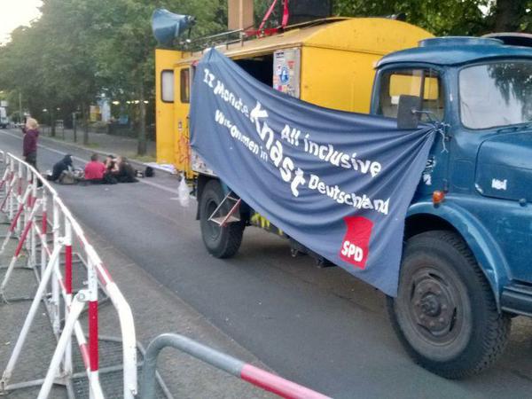 "Willkommen im Knast Deutschland": Asylaktivisten verbrachten die Nacht von Mittwoch auf Donnerstag bei einer Mahnwache vor dem Willy-Brandt-Haus in der Wilhelmstraße.