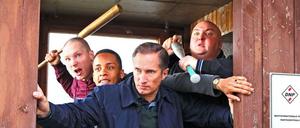 Des Menschen Wolf. Benno Fürmann als ostdeutscher Neonazi in Dietrich Brüggemanns Satire „Heil“ (Filmstart: 16. Juli). 