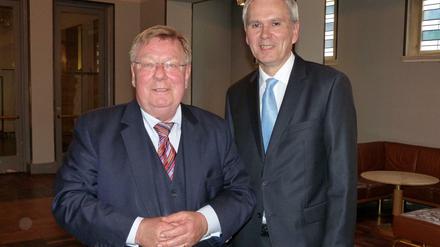 Frank Mückisch (rechts im Bild) und sein Vorgänger, Norbert Schmidt, beide CDU. Auch Mückisch wird sich um die Bereiche Soziales und Stadtentwicklung kümmern.
