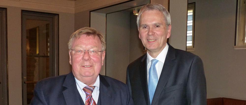 Frank Mückisch (rechts im Bild) und sein Vorgänger, Norbert Schmidt, beide CDU. Auch Mückisch wird sich um die Bereiche Soziales und Stadtentwicklung kümmern.