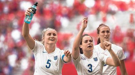 So kann es weitergehen. Steph Houghton (links) und Claire Rafferty (Mitte) feiern den Viertelfinalsieg gegen Kanada.