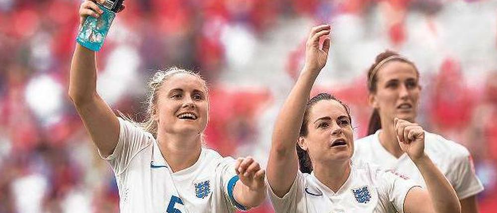 So kann es weitergehen. Steph Houghton (links) und Claire Rafferty (Mitte) feiern den Viertelfinalsieg gegen Kanada.
