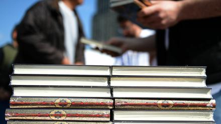Islamisten verteilen auch in Berlin kostenlose Koran-Exemplare an Passanten. 