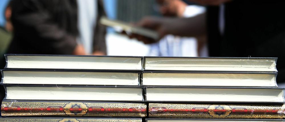 Islamisten verteilen auch in Berlin kostenlose Koran-Exemplare an Passanten. 