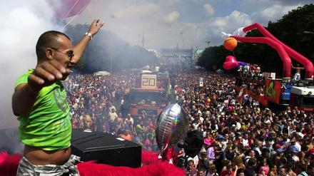 Loveparade 2001 in Berlin. Jetzt soll der "Zug der Liebe" durch Berlin ziehen. 